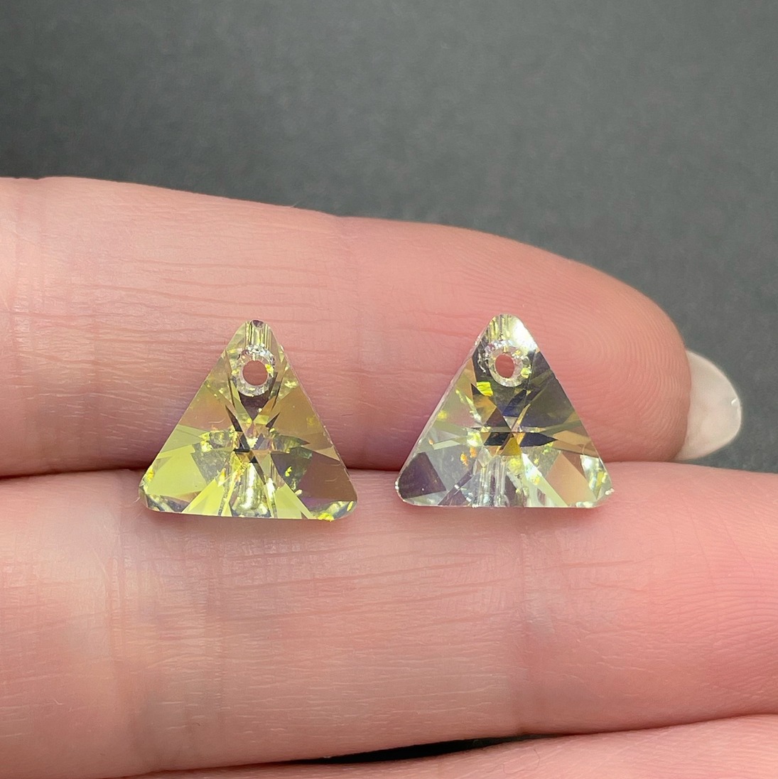 6628 XILION Triangle 12мм Crystal Aurore Boreale (AB)